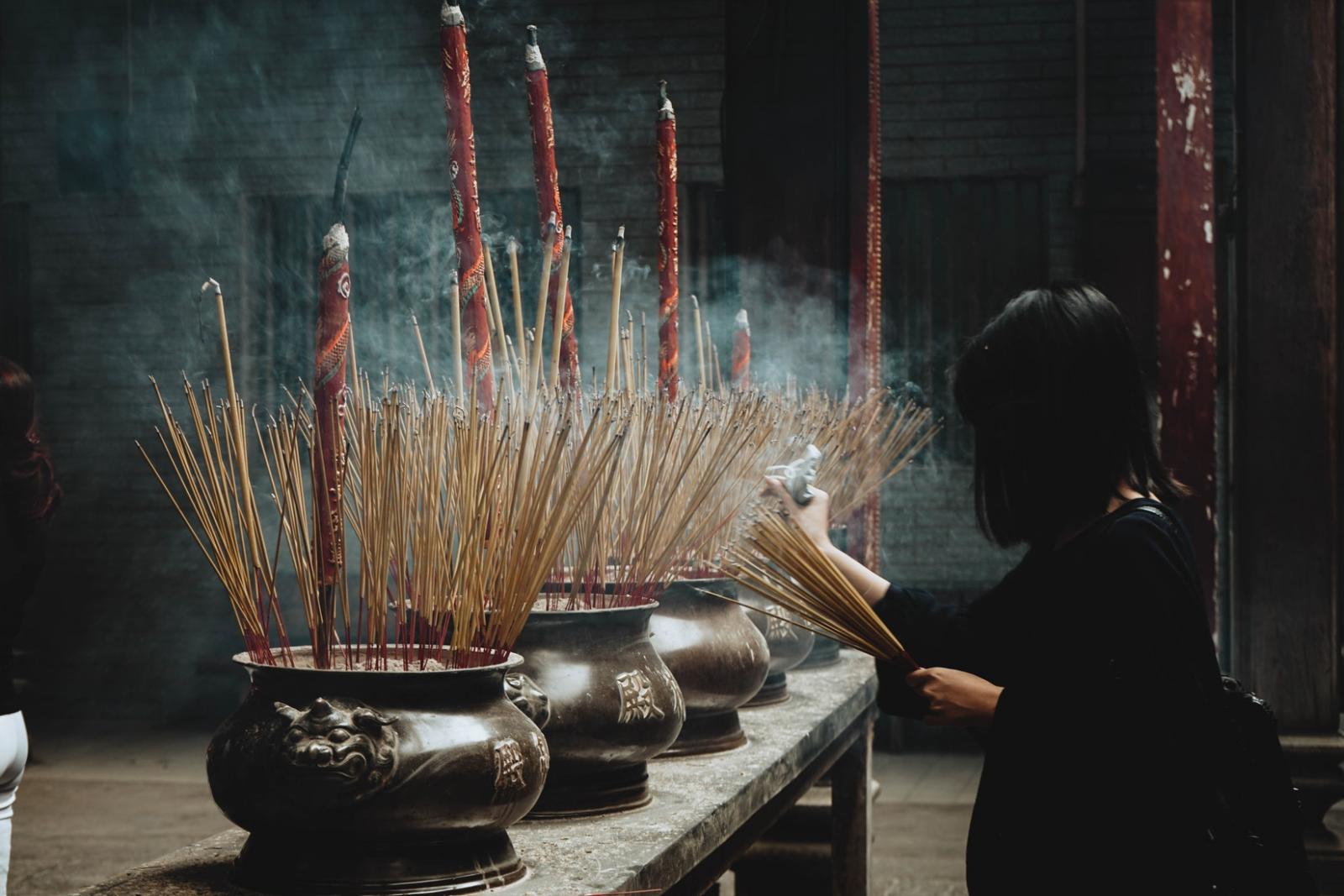 Người sống có đạo, kính trời, kính đất, tin theo nhân quả thì sẽ được Thần Phật chiếu cố.